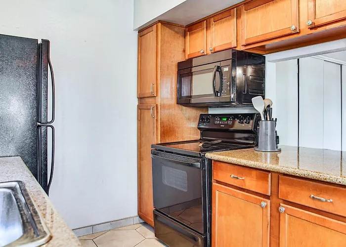 Bring Your Pet! Snowbird Haven W/ Community Pool! Holiday home *