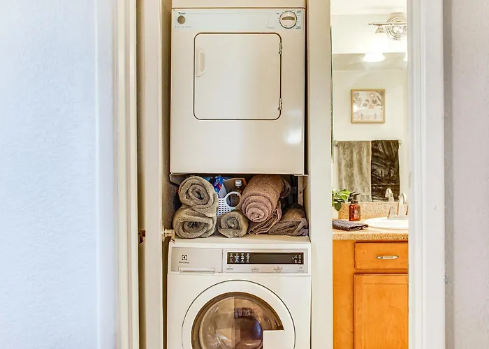 Bring Your Pet! Snowbird Haven W/ Community Pool! Holiday home